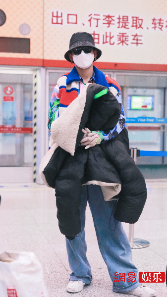 姚琛穿蓝橙撞色外套现身机场 手套外戴戒指气场十足