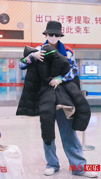 姚琛穿蓝橙撞色外套现身机场 手套外戴戒指气场十足
