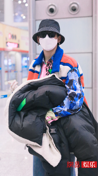 姚琛穿蓝橙撞色外套现身机场 手套外戴戒指气场十足