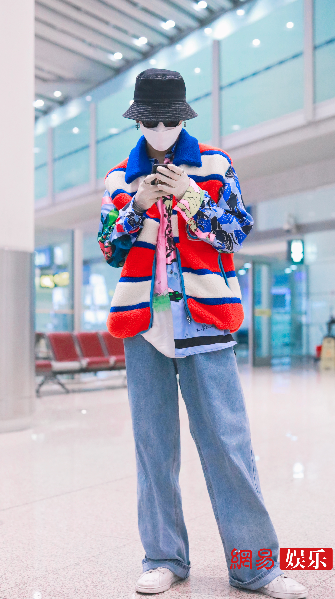 姚琛穿蓝橙撞色外套现身机场 手套外戴戒指气场十足