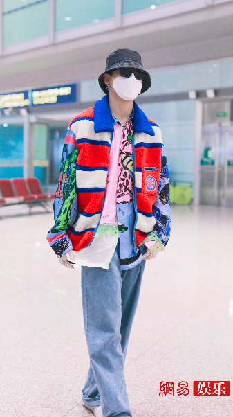 姚琛穿蓝橙撞色外套现身机场 手套外戴戒指气场十足