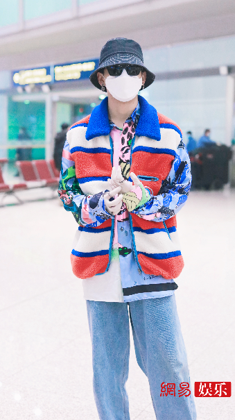 姚琛穿蓝橙撞色外套现身机场 手套外戴戒指气场十足