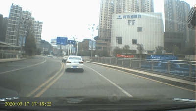 又是这个原因…SUV连人带车冲下桥！行车记录仪画面令人后怕！