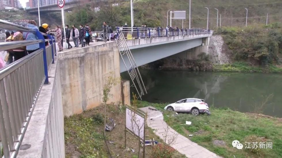 又是这个原因…SUV连人带车冲下桥！行车记录仪画面令人后怕！