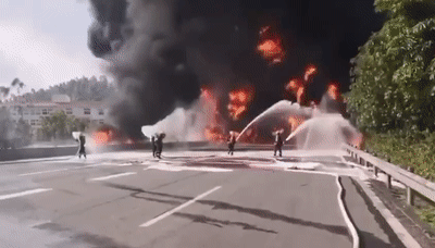 油罐车高速上侧翻引发熊熊大火！事发前司机竟在做这些事…网友怒了！