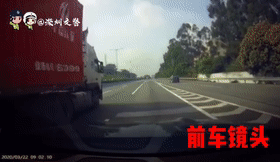 油罐车高速上侧翻引发熊熊大火！事发前司机竟在做这些事…网友怒了！