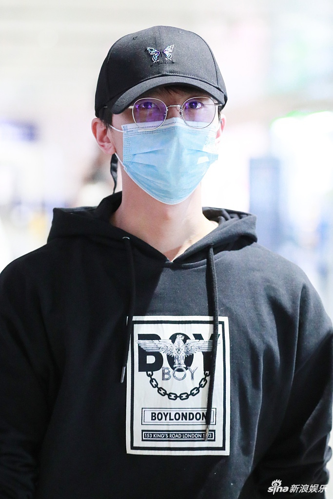 牛骏峰穿卫衣少年感十足 戴帽子口罩遮脸很低调