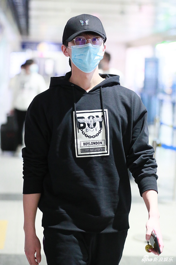 牛骏峰穿卫衣少年感十足 戴帽子口罩遮脸很低调