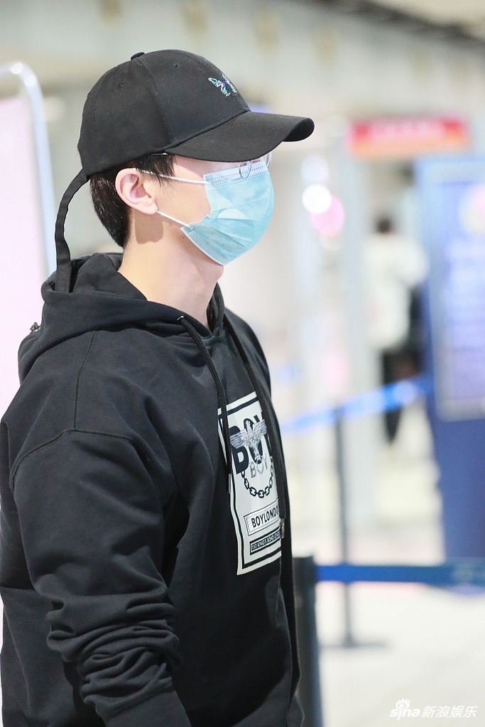 牛骏峰穿卫衣少年感十足 戴帽子口罩遮脸很低调
