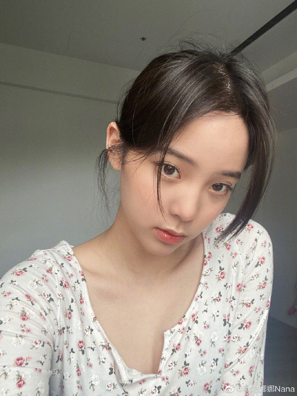 欧阳娜娜分享三月碎片 穿V领碎花上衣秀锁骨