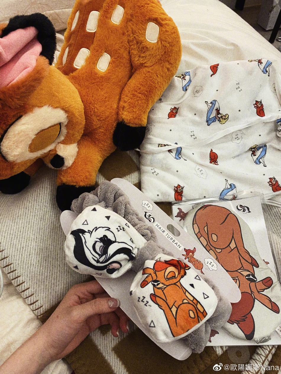 欧阳娜娜分享三月碎片 穿V领碎花上衣秀锁骨