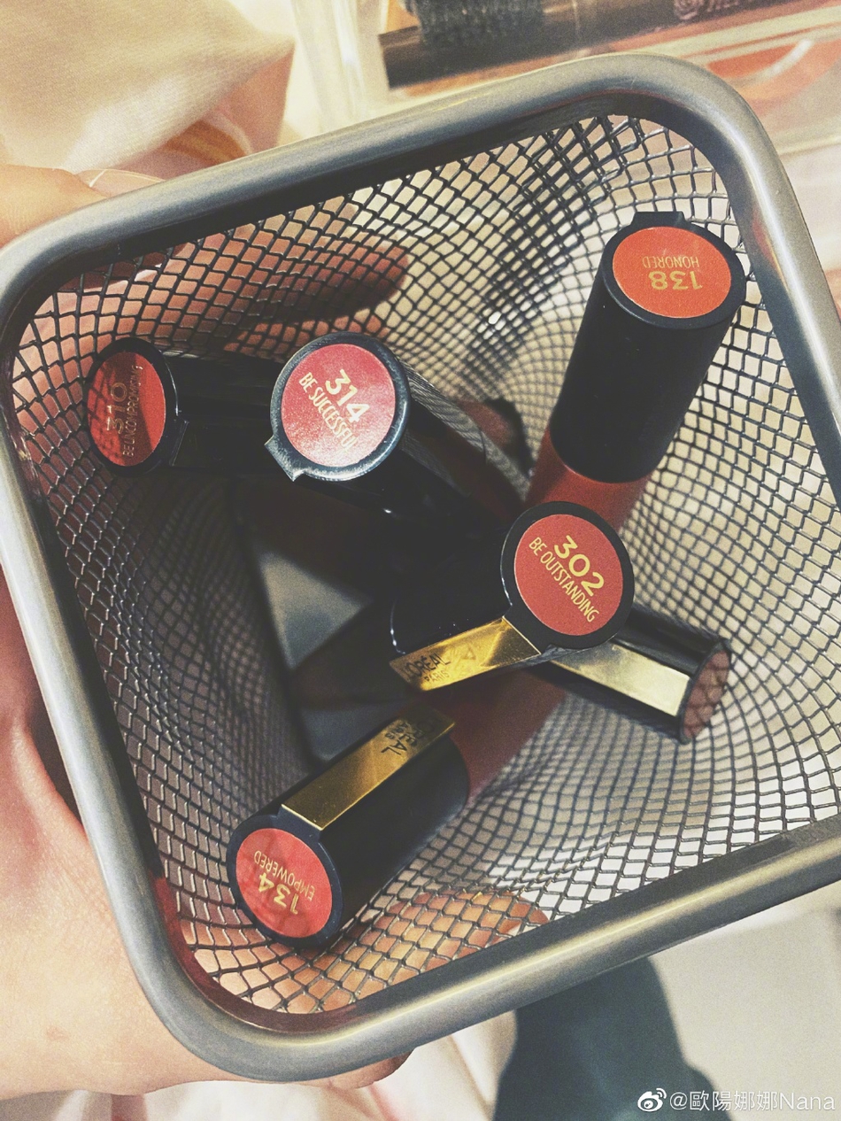 欧阳娜娜分享三月碎片 穿V领碎花上衣秀锁骨