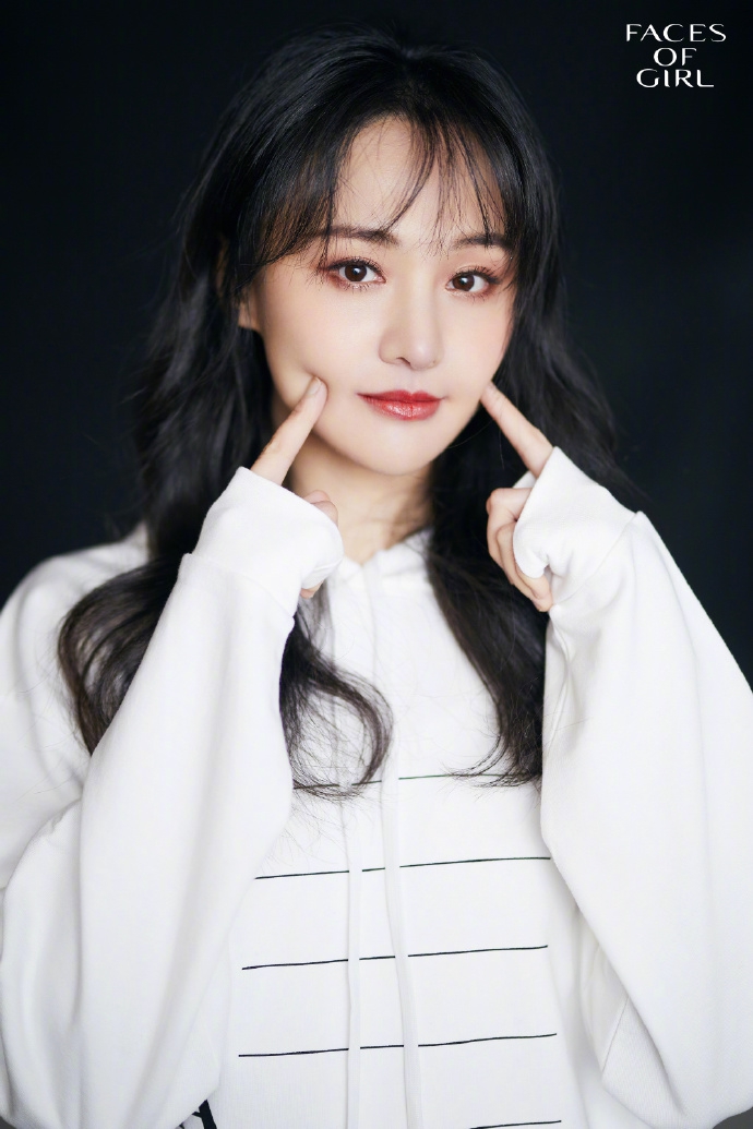 郑爽黑色卷发配红唇女人味足 对镜戳脸搞怪活泼俏皮