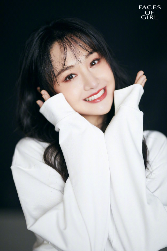 郑爽黑色卷发配红唇女人味足 对镜戳脸搞怪活泼俏皮