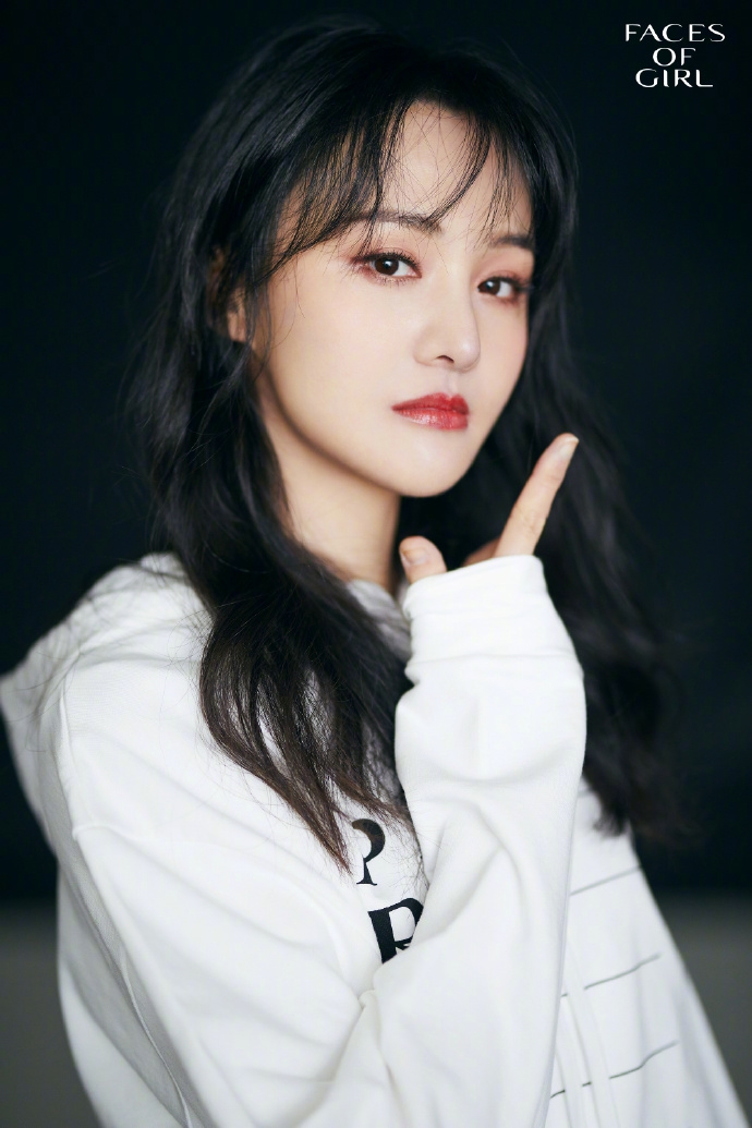 郑爽黑色卷发配红唇女人味足 对镜戳脸搞怪活泼俏皮