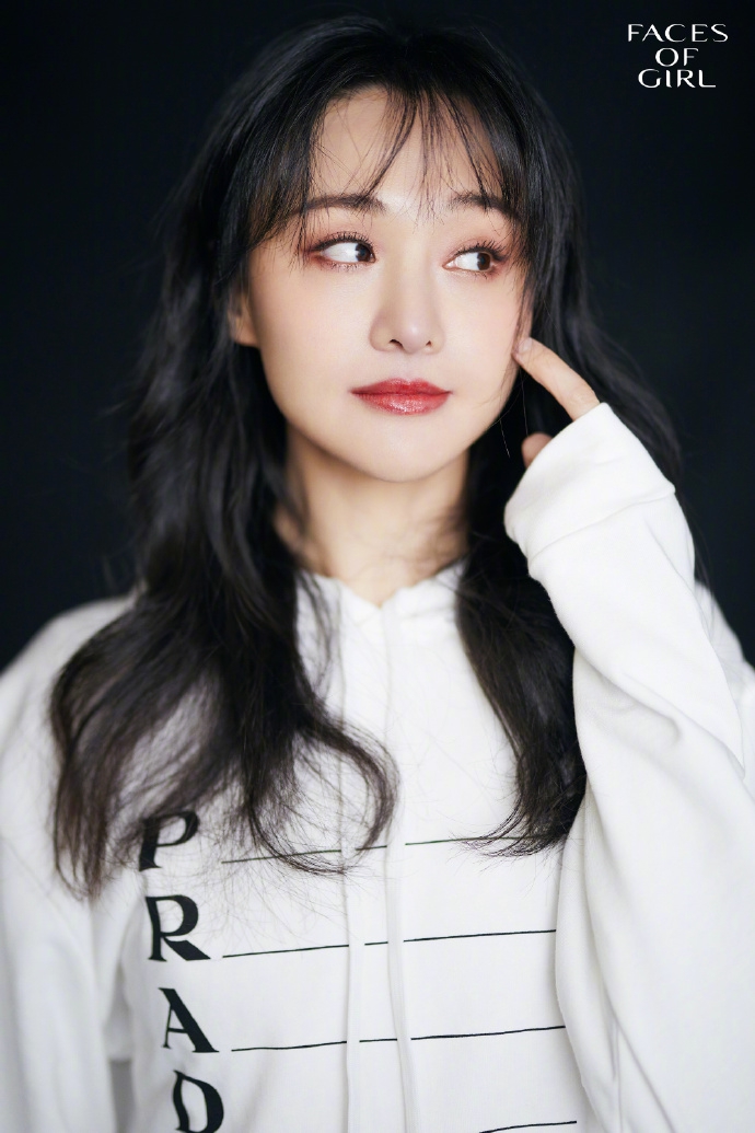 郑爽黑色卷发配红唇女人味足 对镜戳脸搞怪活泼俏皮