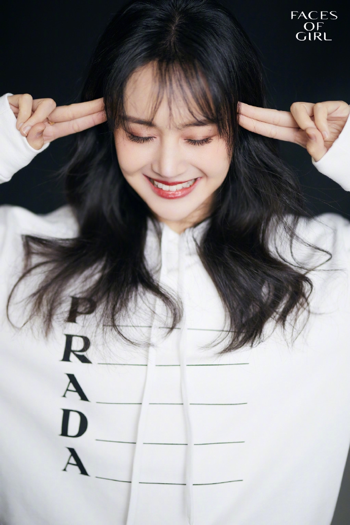 郑爽黑色卷发配红唇女人味足 对镜戳脸搞怪活泼俏皮