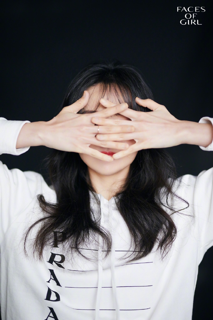 郑爽黑色卷发配红唇女人味足 对镜戳脸搞怪活泼俏皮