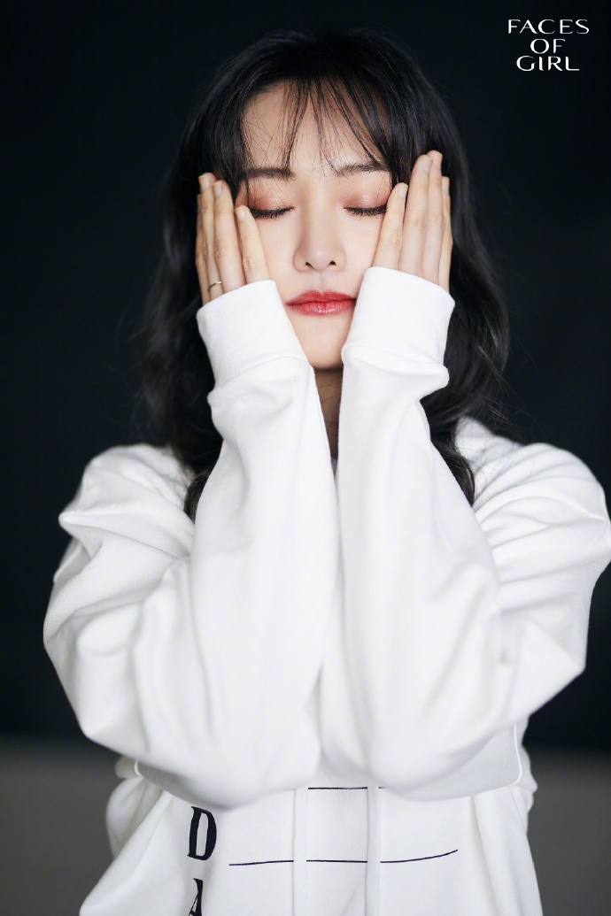 郑爽黑色卷发配红唇女人味足 对镜戳脸搞怪活泼俏皮