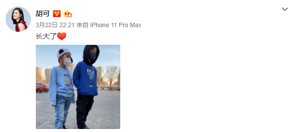 沙溢儿子近照曝光 安吉小鱼儿摆同款pose超帅气