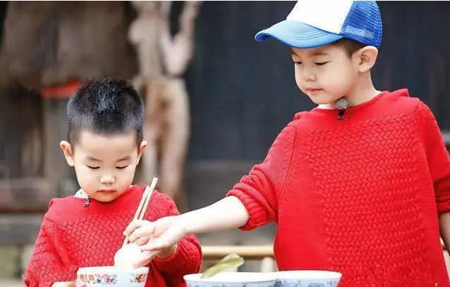 沙溢儿子近照曝光 安吉小鱼儿摆同款pose超帅气