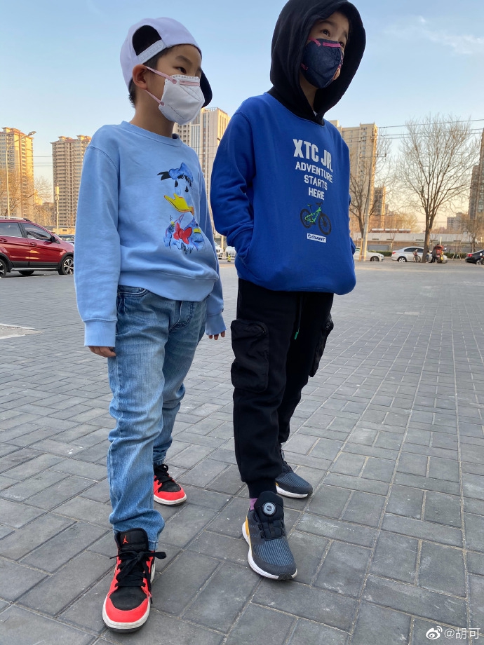 沙溢儿子近照曝光 安吉小鱼儿摆同款pose超帅气