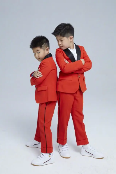 沙溢儿子近照曝光 安吉小鱼儿摆同款pose超帅气