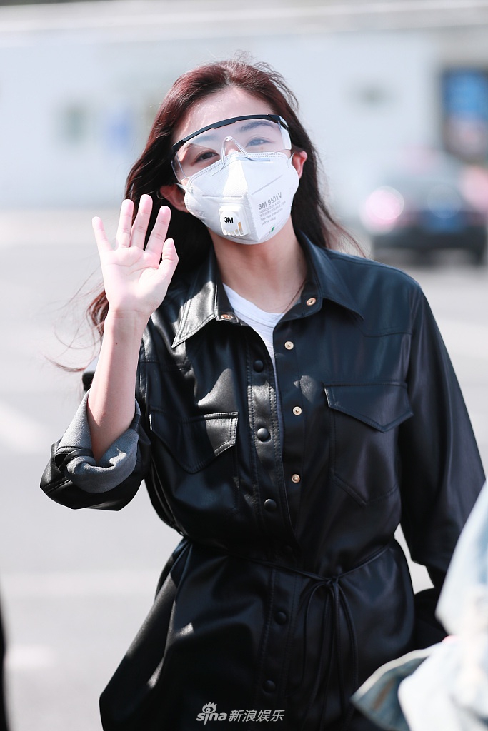 张含韵戴口罩护目镜现身机场 穿黑色皮衣又美又飒