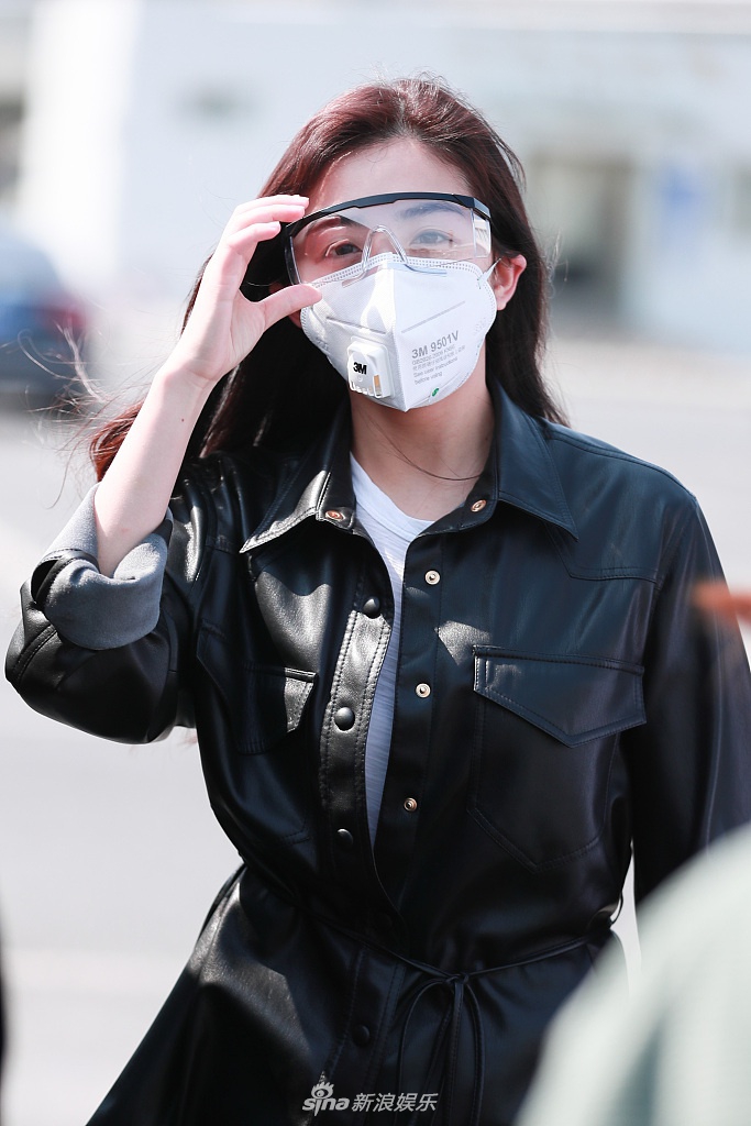 张含韵戴口罩护目镜现身机场 穿黑色皮衣又美又飒