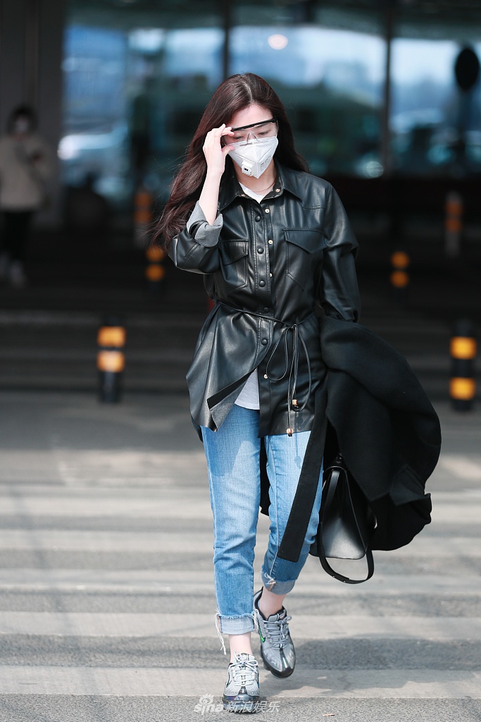 张含韵戴口罩护目镜现身机场 穿黑色皮衣又美又飒