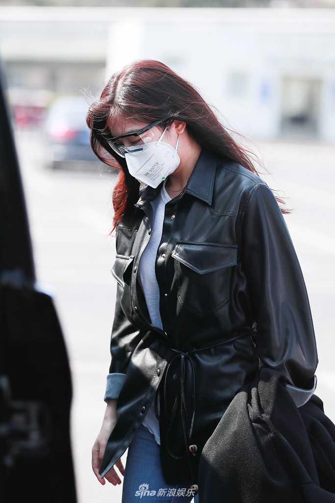 张含韵戴口罩护目镜现身机场 穿黑色皮衣又美又飒