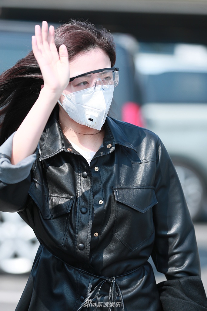 张含韵戴口罩护目镜现身机场 穿黑色皮衣又美又飒