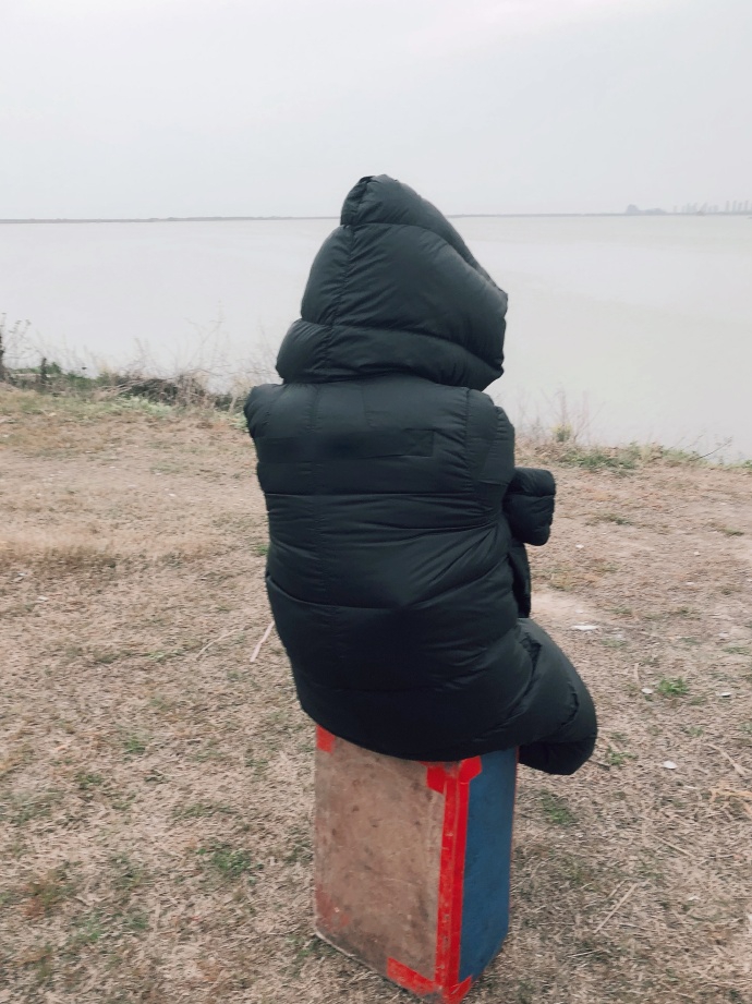 李沁拍水戏秀发湿透变落汤鸡 裹羽绒服保暖难掩脱俗气质