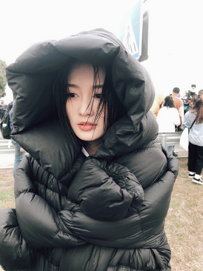 李沁拍水戏秀发湿透变落汤鸡 裹羽绒服保暖难掩脱俗气质
