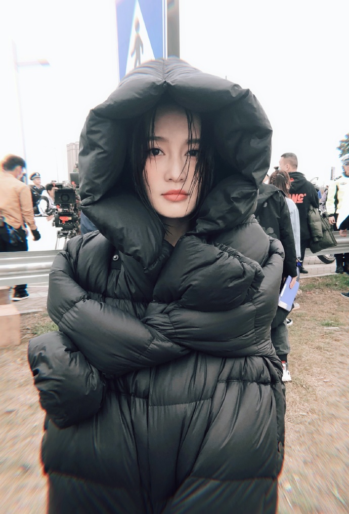 李沁拍水戏秀发湿透变落汤鸡 裹羽绒服保暖难掩脱俗气质