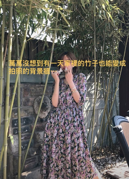 周扬青穿碎花裙晒自拍心情好 扎麻花辫化淡妆嘟嘴托腮