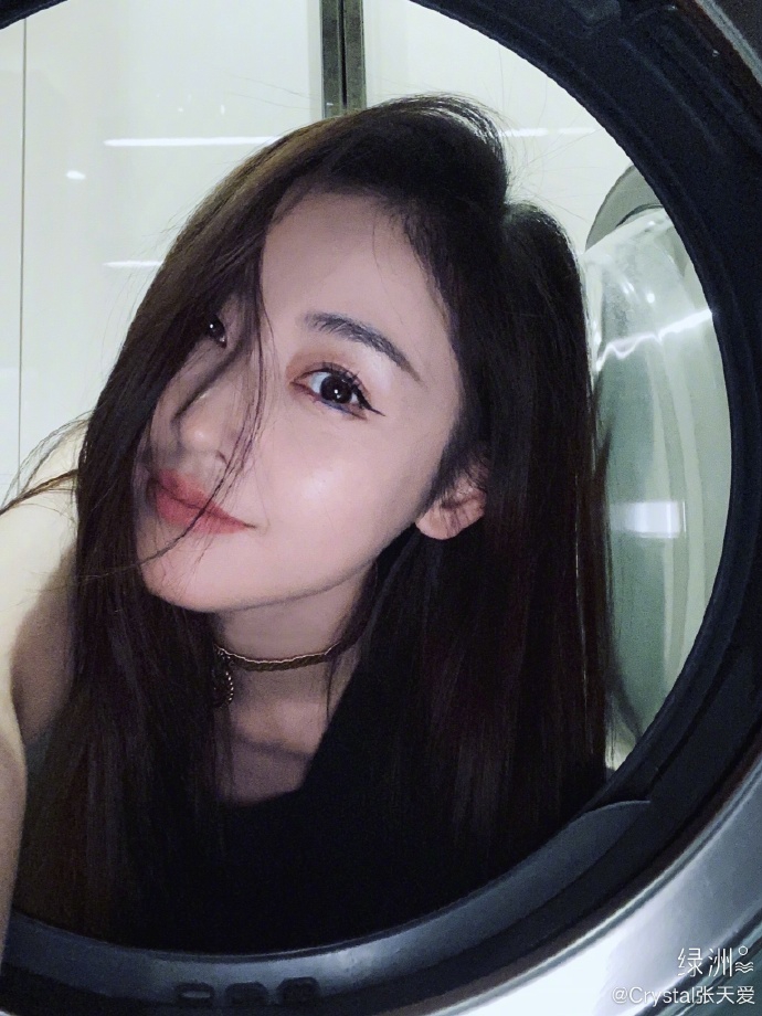 张天爱解锁洗衣机拍照技能 画上扬眼线妆未来感十足