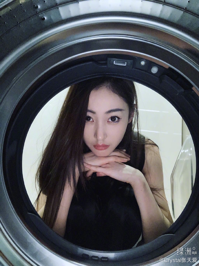张天爱解锁洗衣机拍照技能 画上扬眼线妆未来感十足