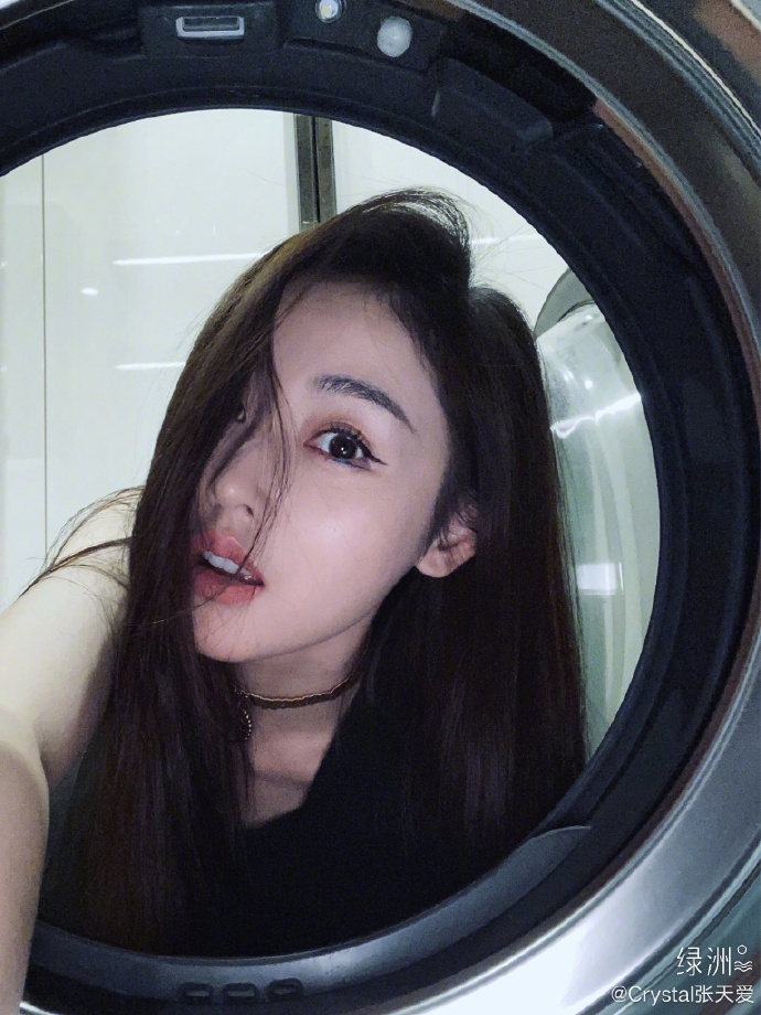 张天爱解锁洗衣机拍照技能 画上扬眼线妆未来感十足