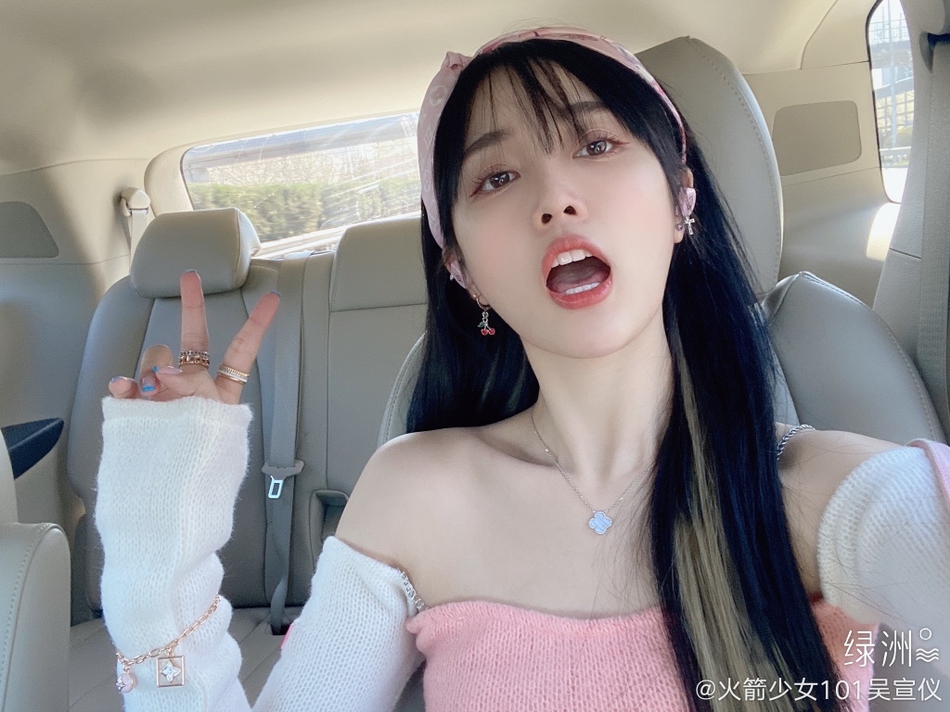 吴宣仪晒自拍秀锁骨 比剪刀手可爱卖萌