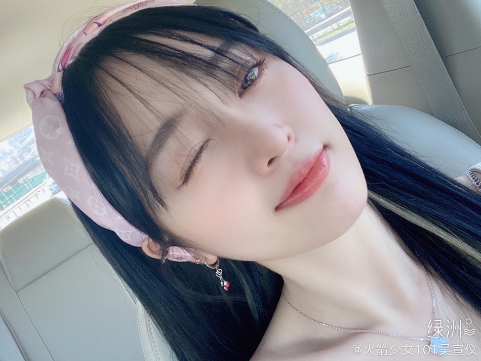 吴宣仪晒自拍秀锁骨 比剪刀手可爱卖萌