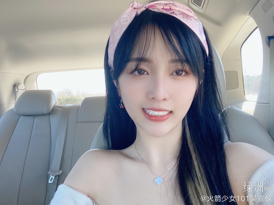 吴宣仪晒自拍秀锁骨 比剪刀手可爱卖萌