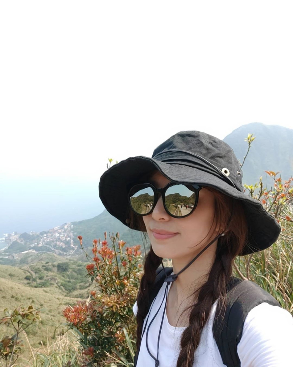 田馥甄晒爬山踏青美照 扎双麻花辫戴墨镜笑容甜美