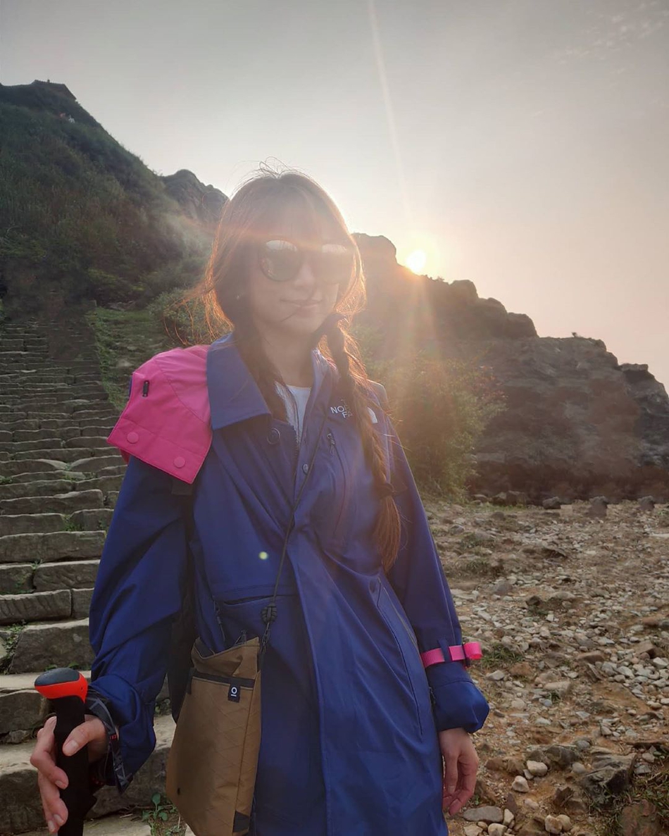 田馥甄晒爬山踏青美照 扎双麻花辫戴墨镜笑容甜美