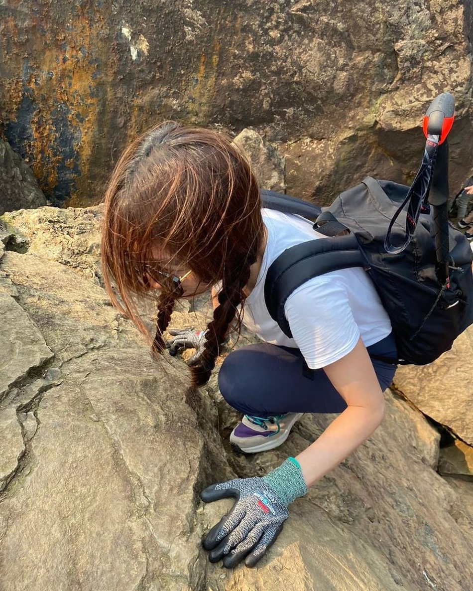 田馥甄晒爬山踏青美照 扎双麻花辫戴墨镜笑容甜美