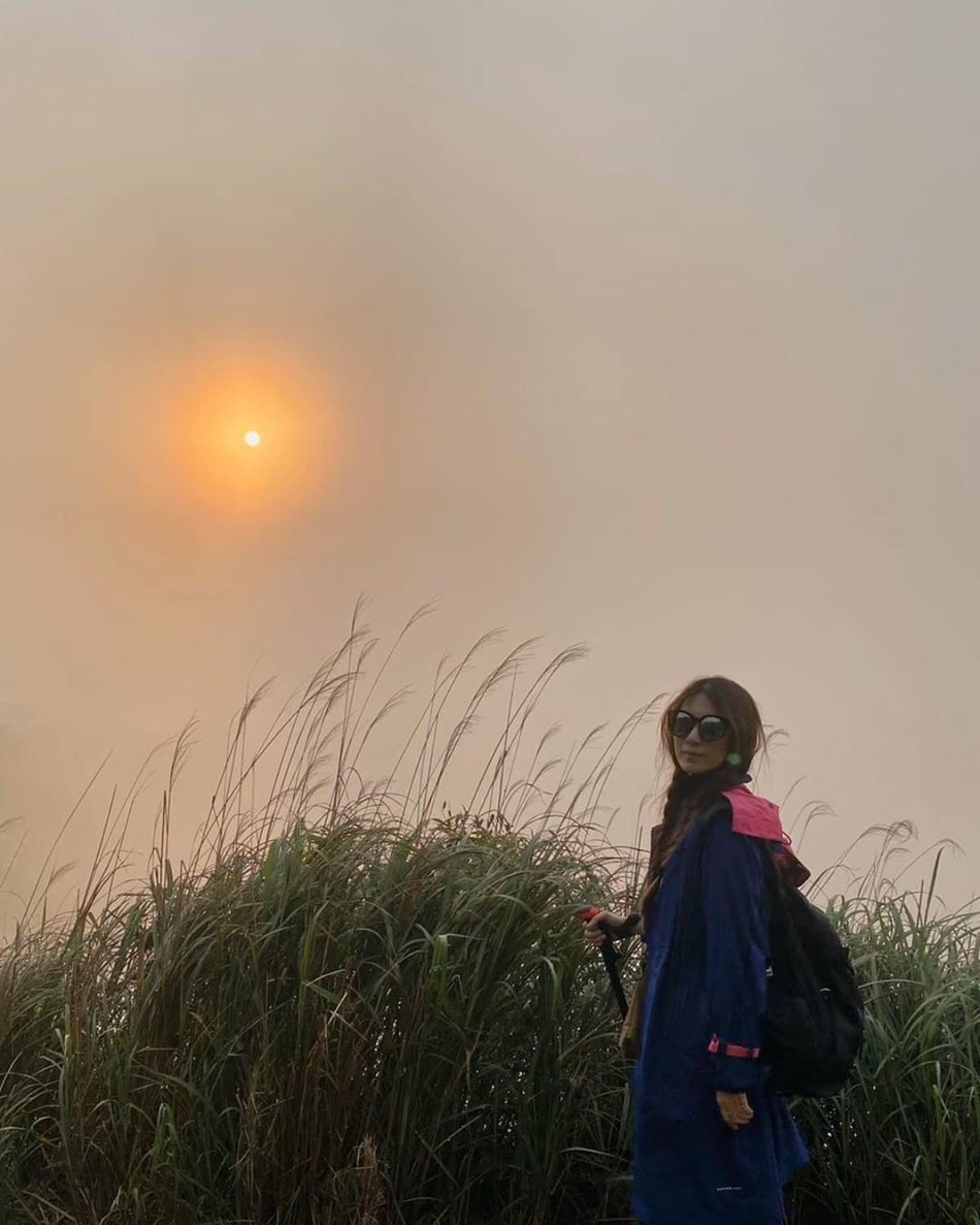 田馥甄晒爬山踏青美照 扎双麻花辫戴墨镜笑容甜美