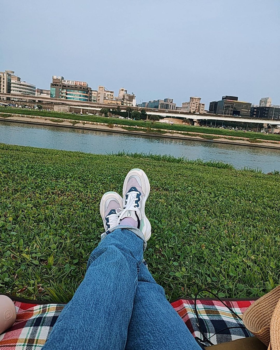 田馥甄晒爬山踏青美照 扎双麻花辫戴墨镜笑容甜美