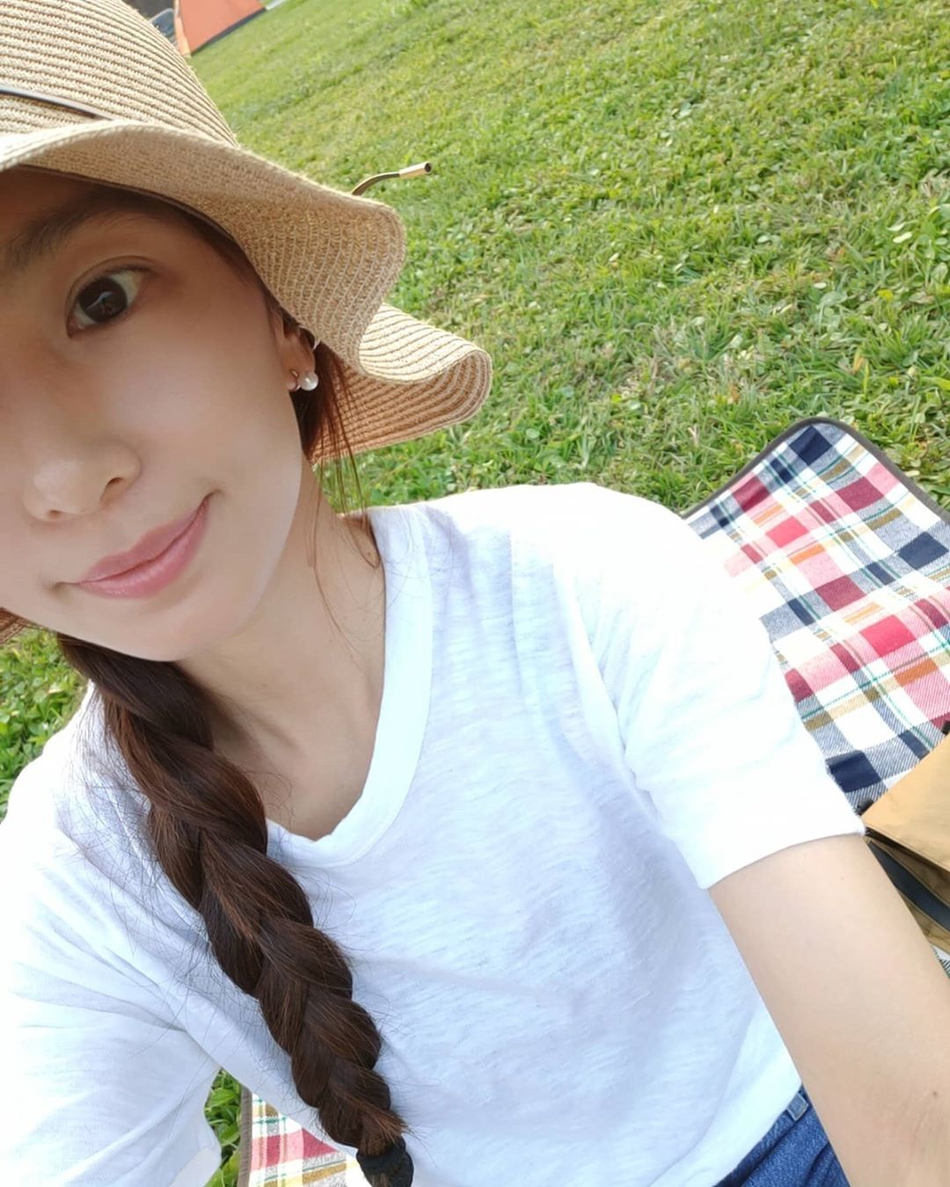 田馥甄晒爬山踏青美照 扎双麻花辫戴墨镜笑容甜美