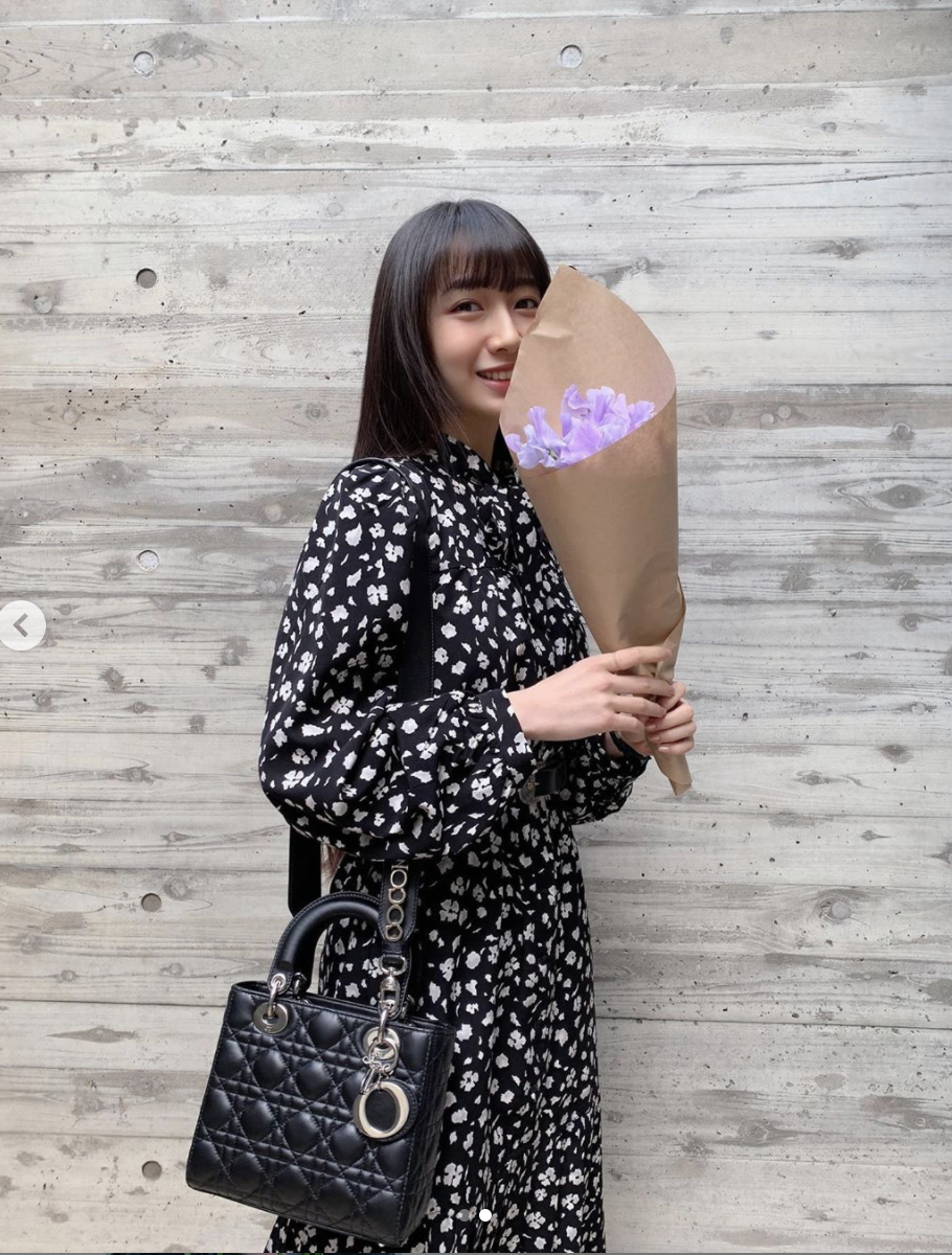 木村拓哉大女儿晒生活照 穿碎花裙手捧花束甜美可爱