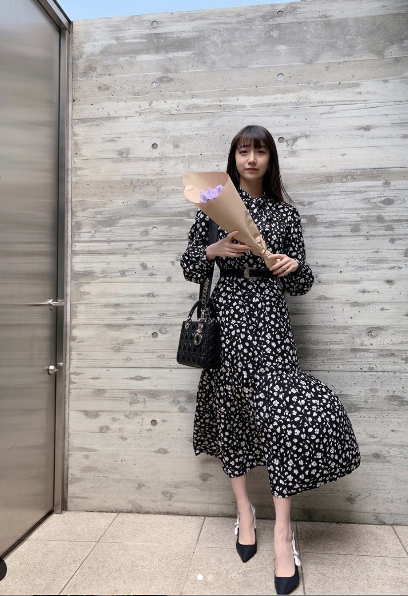 木村拓哉大女儿晒生活照 穿碎花裙手捧花束甜美可爱